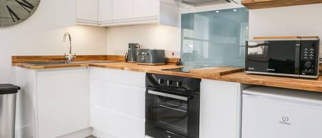 Cottage | Private kitchen | Fridge, electric kettle, toaster, cookware/dishes/utensils