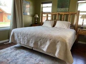 3 habitaciones, escritorio y tabla de planchar con plancha 