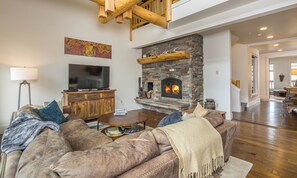 Televisión y chimenea