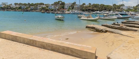 Una spiaggia nelle vicinanze, lettini da mare