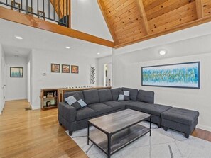 Smart TV, books - Alexander Valley Russian River Home for 8, Spa, WiFi, BBQ, bocce, vineyard (Cloverdale)