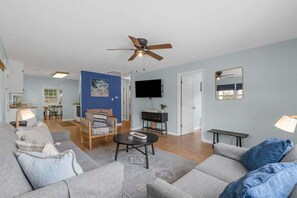 Een televisie en een kantoor