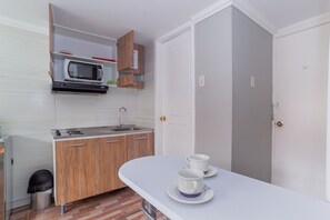 Kühlschrank, Mikrowelle, Wasserkocher mit Kaffee-/Teezubehör