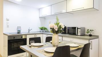 Design-Apartment | Eigene Küche | Großer Kühlschrank, Mikrowelle, Ofen, Herdplatte