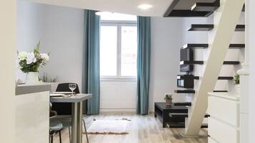 Leilighet – design | Oppholdsområde | En 37-tommers LCD-TV med kabel-kanaler samt TV