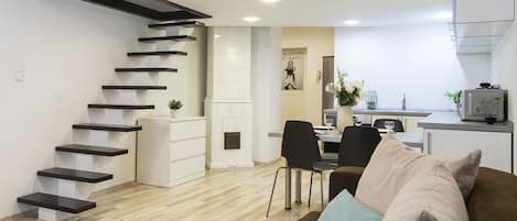 Apartamento de diseño | Zona de estar | Televisión LCD de 37 pulgadas con canales por cable, una televisión