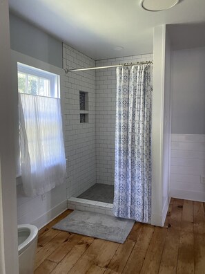 Duschwanne, Haartrockner, Handtücher, Seife