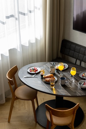 ملاءات للفراش لا تسبب الحساسية ومكتب ومساحة عمل للكمبيوتر المحمول