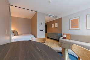 防敏寢具、書桌、手提電腦工作空間、遮光窗簾/窗簾
