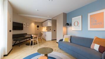 Phòng Premium | Khu phòng khách | Smart TV 55-inch có truyền hình kỹ thuật số, TV