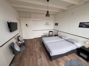 Comfort Quadruple Room | Free WiFi, bed sheets - Stad & Strandhotel Elisabeth (Vlissingen)