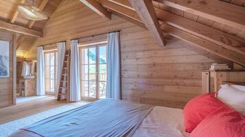 8 bedrooms, travel crib, free WiFi, bed sheets