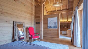 8 bedrooms, travel crib, free WiFi, bed sheets