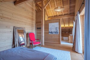 8 bedrooms, travel crib, free WiFi, bed sheets