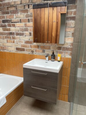Hair dryer, towels, toilet paper - Phegans Bay Waterfront Retreat (Phegans Bay)