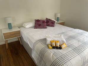 2 bedrooms, iron/ironing board, free WiFi, bed sheets