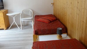 Room - 1-Bedroom Studio with Sleeping Alcove, Balcony, and Parking in Central Valloire (Valloire)