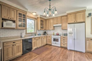 Fridge, microwave, stovetop, dishwasher