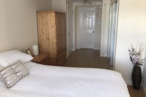3 bedrooms, iron/ironing board, free WiFi, bed sheets - 3-bed Apartment - Sleeps 6 - Parking, Wifi, Pets (Gourock)