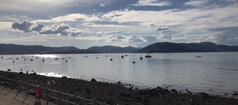 3-bed Apartment - Sleeps 6 - Parking, Wifi, Pets