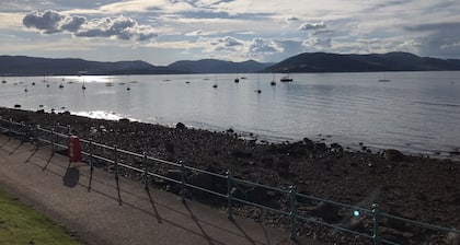 3-bed Apartment - Sleeps 6 - Parking, Wifi, Pets