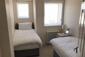 3 bedrooms, iron/ironing board, free WiFi, bed sheets - 3-bed Apartment - Sleeps 6 - Parking, Wifi, Pets (Gourock)
