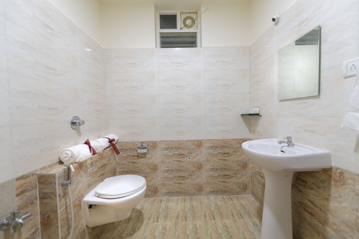 Shower, rainfall showerhead, free toiletries, towels