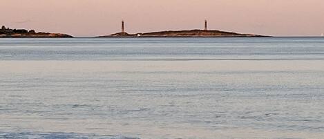 Playa en los alrededores y camastros