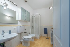 Douche, sèche-cheveux, serviettes fournies