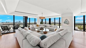 Smart-TV, Videospiele, DVD-Player, Tischfußball