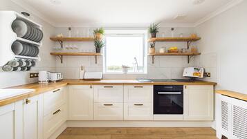 Fridge, oven, stovetop, dishwasher