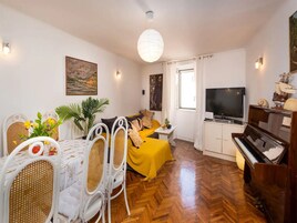 Apartamento (Two Bedroom Apartment with City View) | Sala de estar | Una televisión