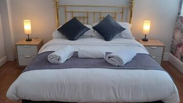 4 bedrooms, desk, iron/ironing board, travel cot