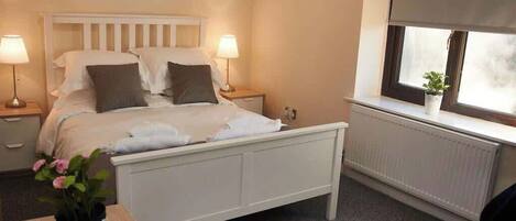 4 室のベッドルーム、デスク、アイロン / アイロン台、旅行用ベビーベッド