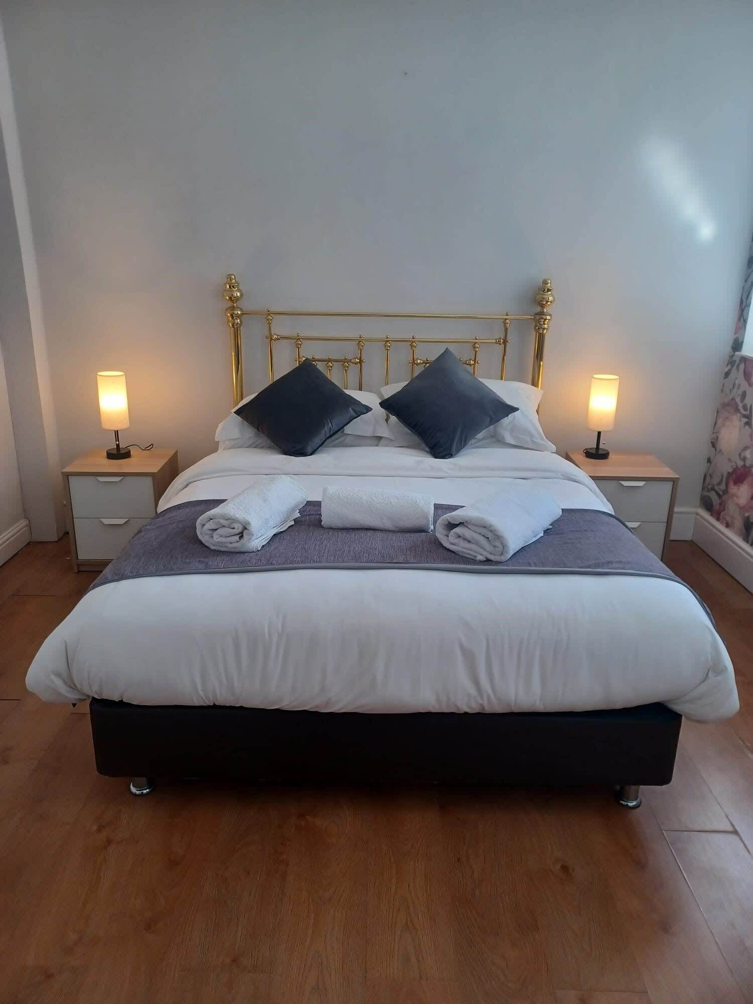 4 habitaciones, escritorio y tabla de planchar con plancha 