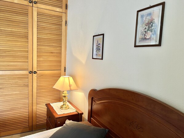 1 habitación, tabla de planchar con plancha, wifi gratis y ropa de cama