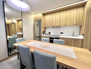 Kühlschrank, Mikrowelle, Ofen, Wasserkocher mit Kaffee-/Teezubehör