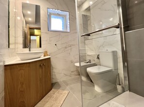 淋浴设施、吹风机、毛巾