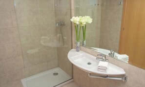 Tina, secadora de cabello, bidet, toallas 