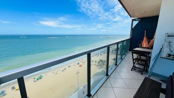 Un balcón con vista a la playa y al mar.