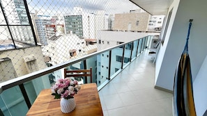 Basic Apartment | Outdoor dining