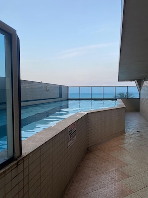 Apartamento básico | Piscina | Una piscina al aire libre