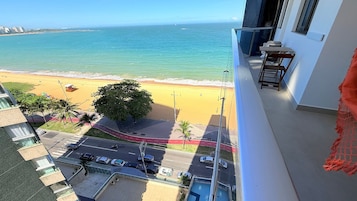 Un balcón con vista a la playa y al océano.
