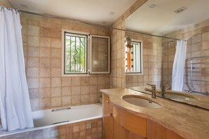 Dusche, kostenlose Toilettenartikel, Handtücher, Shampoo