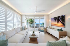 Flatskjerm-TV og DVD-spiller