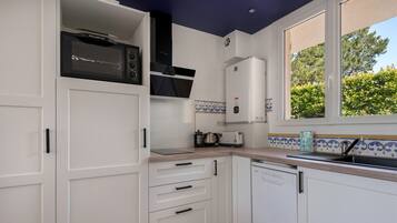 Réfrigérateur, four, cafetiÚre/bouilloire, bouilloire électrique