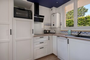 Fridge, oven, coffee/tea maker, electric kettle