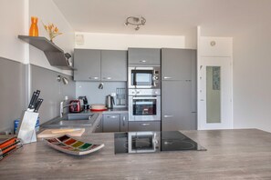 Een koelkast, een microgolfoven, een oven, een vaatwasser