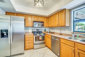 Kühlschrank, Mikrowelle, Herdplatte, Geschirrspüler