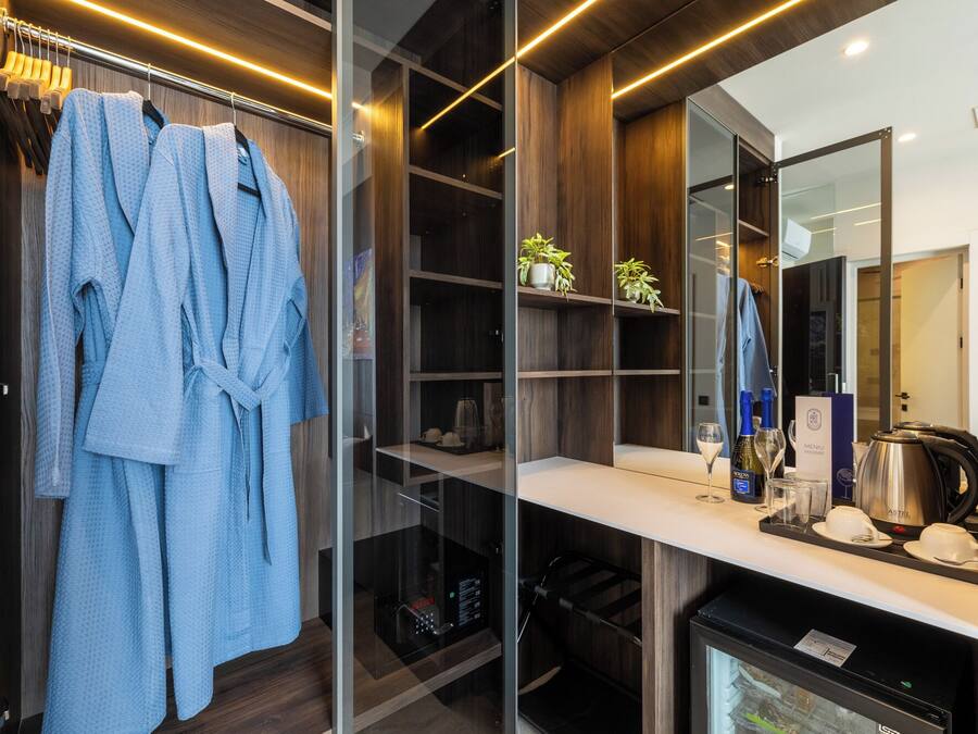 Minibar, bureau, lits bébé (gratuits), Wi-Fi gratuit